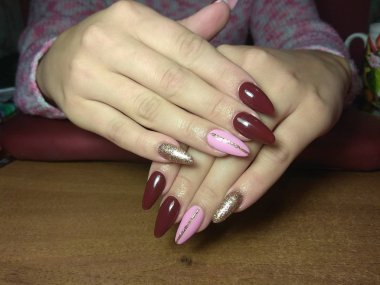 Manikürcü onu mükemmel bir manikürcüye dönüştürdü. Ellerinde cilalı jöle vardı ve müşteri mutluydu.