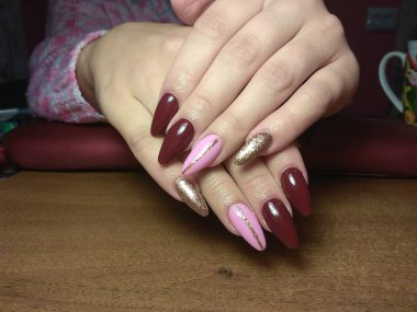 Manikürcü onu mükemmel bir manikürcüye dönüştürdü. Ellerinde cilalı jöle vardı ve müşteri mutluydu.