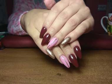 Manikürcü onu mükemmel bir manikürcüye dönüştürdü. Ellerinde cilalı jöle vardı ve müşteri mutluydu.