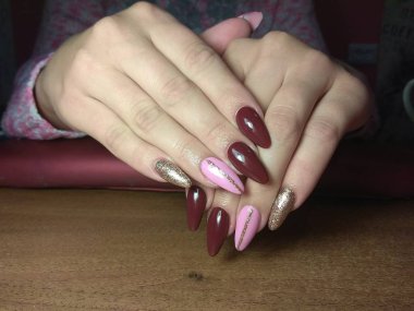 Manikürcü onu mükemmel bir manikürcüye dönüştürdü. Ellerinde cilalı jöle vardı ve müşteri mutluydu.