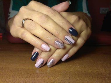 Manikürcü onu mükemmel bir manikürcüye dönüştürdü. Ellerinde cilalı jöle vardı ve müşteri mutluydu.