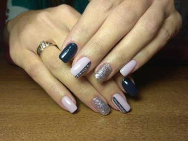 Manikürcü onu mükemmel bir manikürcüye dönüştürdü. Ellerinde cilalı jöle vardı ve müşteri mutluydu.