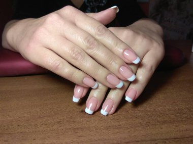 Manikürcü onu mükemmel bir manikürcüye dönüştürdü. Ellerinde cilalı jöle vardı ve müşteri mutluydu.