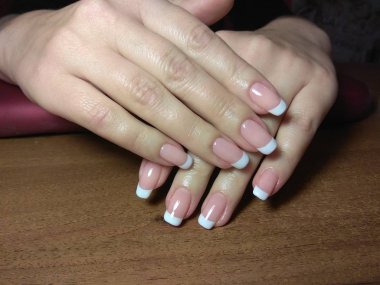 Manikürcü onu mükemmel bir manikürcüye dönüştürdü. Ellerinde cilalı jöle vardı ve müşteri mutluydu.