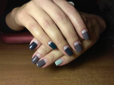 Manikürcü onu mükemmel bir manikürcüye dönüştürdü. Ellerinde cilalı jöle vardı ve müşteri mutluydu.