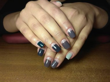 Manikürcü onu mükemmel bir manikürcüye dönüştürdü. Ellerinde cilalı jöle vardı ve müşteri mutluydu.