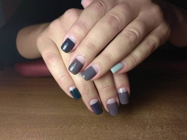 Manikürcü onu mükemmel bir manikürcüye dönüştürdü. Ellerinde cilalı jöle vardı ve müşteri mutluydu.