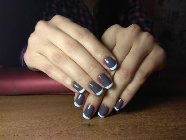 Manikürcü onu mükemmel bir manikürcüye dönüştürdü. Ellerinde cilalı jöle vardı ve müşteri mutluydu.