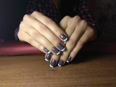 Manikürcü onu mükemmel bir manikürcüye dönüştürdü. Ellerinde cilalı jöle vardı ve müşteri mutluydu.