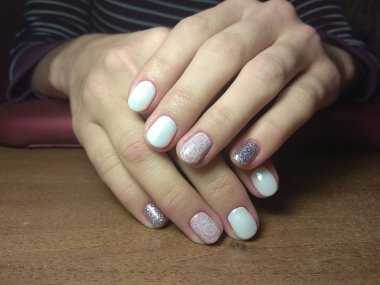 Manikürcü onu mükemmel bir manikürcüye dönüştürdü. Ellerinde cilalı jöle vardı ve müşteri mutluydu.