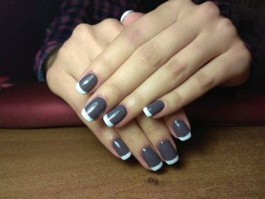 Manikürcü onu mükemmel bir manikürcüye dönüştürdü. Ellerinde cilalı jöle vardı ve müşteri mutluydu.