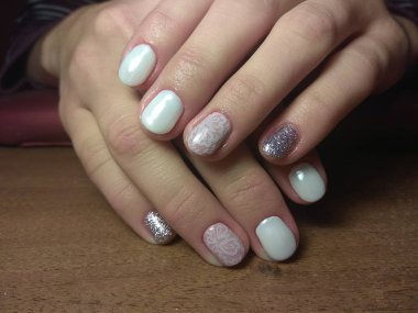 Manikürcü onu mükemmel bir manikürcüye dönüştürdü. Ellerinde cilalı jöle vardı ve müşteri mutluydu.