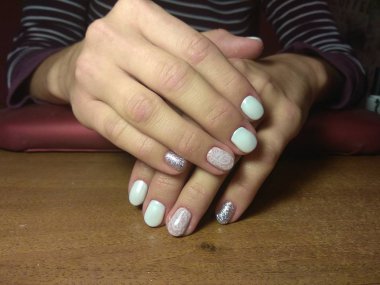 Manikürcü onu mükemmel bir manikürcüye dönüştürdü. Ellerinde cilalı jöle vardı ve müşteri mutluydu.