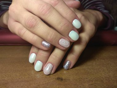 Manikürcü onu mükemmel bir manikürcüye dönüştürdü. Ellerinde cilalı jöle vardı ve müşteri mutluydu.