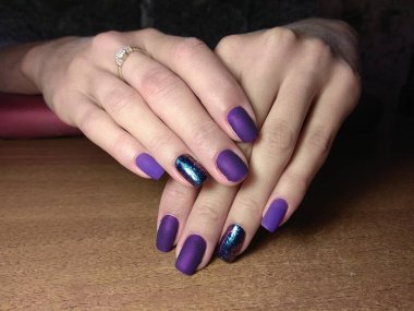 Manikürcü onu mükemmel bir manikürcüye dönüştürdü. Ellerinde cilalı jöle vardı ve müşteri mutluydu.