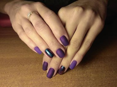 Manikürcü onu mükemmel bir manikürcüye dönüştürdü. Ellerinde cilalı jöle vardı ve müşteri mutluydu.