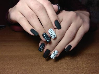 Manikürcü onu mükemmel bir manikürcüye dönüştürdü. Ellerinde cilalı jöle vardı ve müşteri mutluydu.