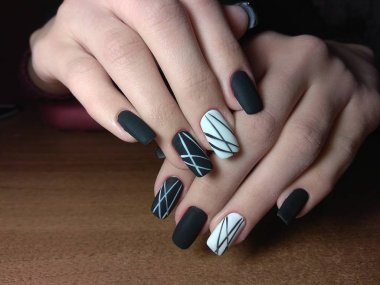 Manikürcü onu mükemmel bir manikürcüye dönüştürdü. Ellerinde cilalı jöle vardı ve müşteri mutluydu.