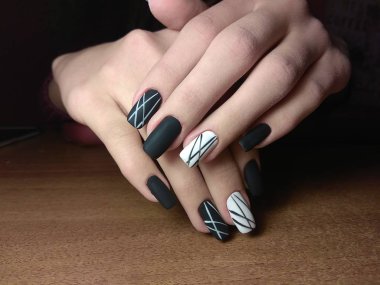 Manikürcü onu mükemmel bir manikürcüye dönüştürdü. Ellerinde cilalı jöle vardı ve müşteri mutluydu.