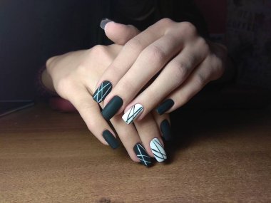 Manikürcü onu mükemmel bir manikürcüye dönüştürdü. Ellerinde cilalı jöle vardı ve müşteri mutluydu.