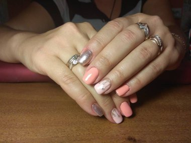 Manikürcü onu mükemmel bir manikürcüye dönüştürdü. Ellerinde cilalı jöle vardı ve müşteri mutluydu.