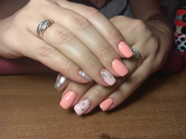 Manikürcü onu mükemmel bir manikürcüye dönüştürdü. Ellerinde cilalı jöle vardı ve müşteri mutluydu.