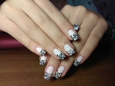 Manikürcü onu mükemmel bir manikürcüye dönüştürdü. Ellerinde cilalı jöle vardı ve müşteri mutluydu.