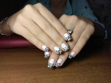 Manikürcü onu mükemmel bir manikürcüye dönüştürdü. Ellerinde cilalı jöle vardı ve müşteri mutluydu.