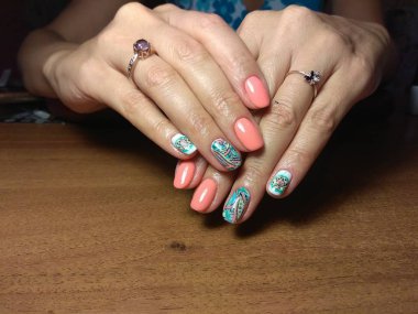 Manikürcü onu mükemmel bir manikürcüye dönüştürdü. Ellerinde cilalı jöle vardı ve müşteri mutluydu.