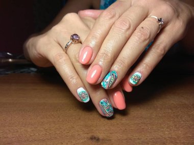 Manikürcü onu mükemmel bir manikürcüye dönüştürdü. Ellerinde cilalı jöle vardı ve müşteri mutluydu.