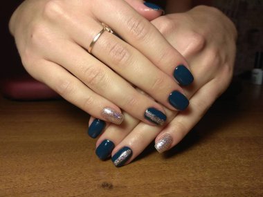 Manikürcü onu mükemmel bir manikürcüye dönüştürdü. Ellerinde cilalı jöle vardı ve müşteri mutluydu.