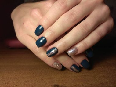 Manikürcü onu mükemmel bir manikürcüye dönüştürdü. Ellerinde cilalı jöle vardı ve müşteri mutluydu.