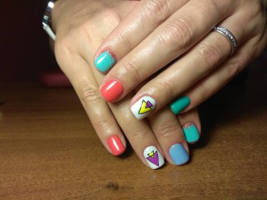 Manikürcü onu mükemmel bir manikürcüye dönüştürdü. Ellerinde cilalı jöle vardı ve müşteri mutluydu.