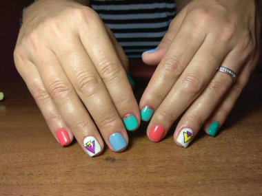 Manikürcü onu mükemmel bir manikürcüye dönüştürdü. Ellerinde cilalı jöle vardı ve müşteri mutluydu.