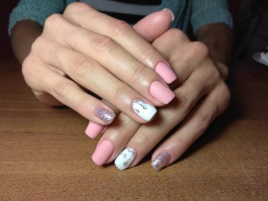 Manikürcü onu mükemmel bir manikürcüye dönüştürdü. Ellerinde cilalı jöle vardı ve müşteri mutluydu.