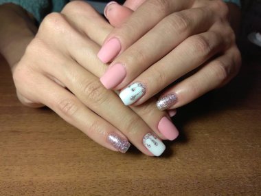 Manikürcü onu mükemmel bir manikürcüye dönüştürdü. Ellerinde cilalı jöle vardı ve müşteri mutluydu.