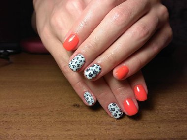 Manikürcü onu mükemmel bir manikürcüye dönüştürdü. Ellerinde cilalı jöle vardı ve müşteri mutluydu.