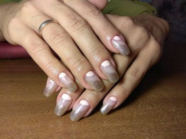 Manikürcü onu mükemmel bir manikürcüye dönüştürdü. Ellerinde cilalı jöle vardı ve müşteri mutluydu.