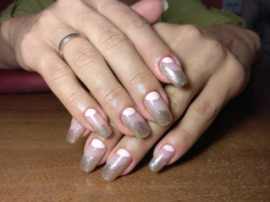 Manikürcü onu mükemmel bir manikürcüye dönüştürdü. Ellerinde cilalı jöle vardı ve müşteri mutluydu.