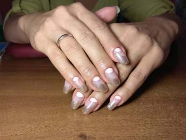 Manikürcü onu mükemmel bir manikürcüye dönüştürdü. Ellerinde cilalı jöle vardı ve müşteri mutluydu.
