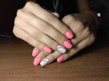 Manikürcü onu mükemmel bir manikürcüye dönüştürdü. Ellerinde cilalı jöle vardı ve müşteri mutluydu.