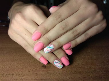 Manikürcü onu mükemmel bir manikürcüye dönüştürdü. Ellerinde cilalı jöle vardı ve müşteri mutluydu.