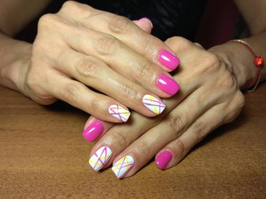 Manikürcü onu mükemmel bir manikürcüye dönüştürdü. Ellerinde cilalı jöle vardı ve müşteri mutluydu.