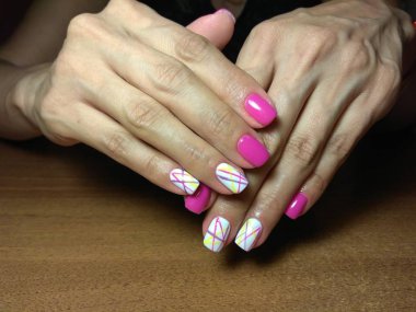 Manikürcü onu mükemmel bir manikürcüye dönüştürdü. Ellerinde cilalı jöle vardı ve müşteri mutluydu.