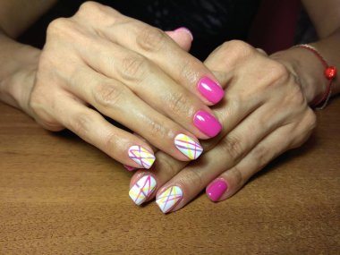 Manikürcü onu mükemmel bir manikürcüye dönüştürdü. Ellerinde cilalı jöle vardı ve müşteri mutluydu.