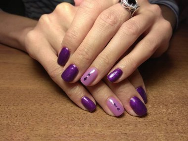 Manikürcü onu mükemmel bir manikürcüye dönüştürdü. Ellerinde cilalı jöle vardı ve müşteri mutluydu.