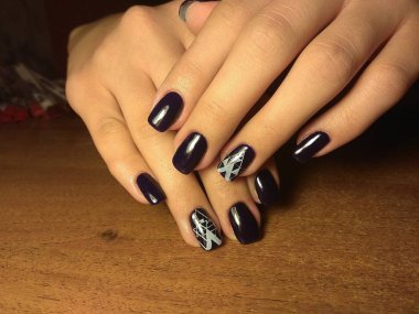 Manikürcü onu mükemmel bir manikürcüye dönüştürdü. Ellerinde cilalı jöle vardı ve müşteri mutluydu.