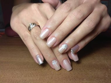 Manikürcü onu mükemmel bir manikürcüye dönüştürdü. Ellerinde cilalı jöle vardı ve müşteri mutluydu.