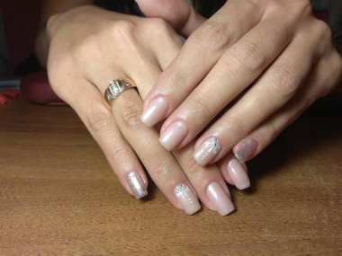 Manikürcü onu mükemmel bir manikürcüye dönüştürdü. Ellerinde cilalı jöle vardı ve müşteri mutluydu.