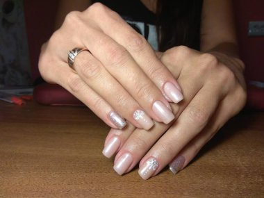 Manikürcü onu mükemmel bir manikürcüye dönüştürdü. Ellerinde cilalı jöle vardı ve müşteri mutluydu.